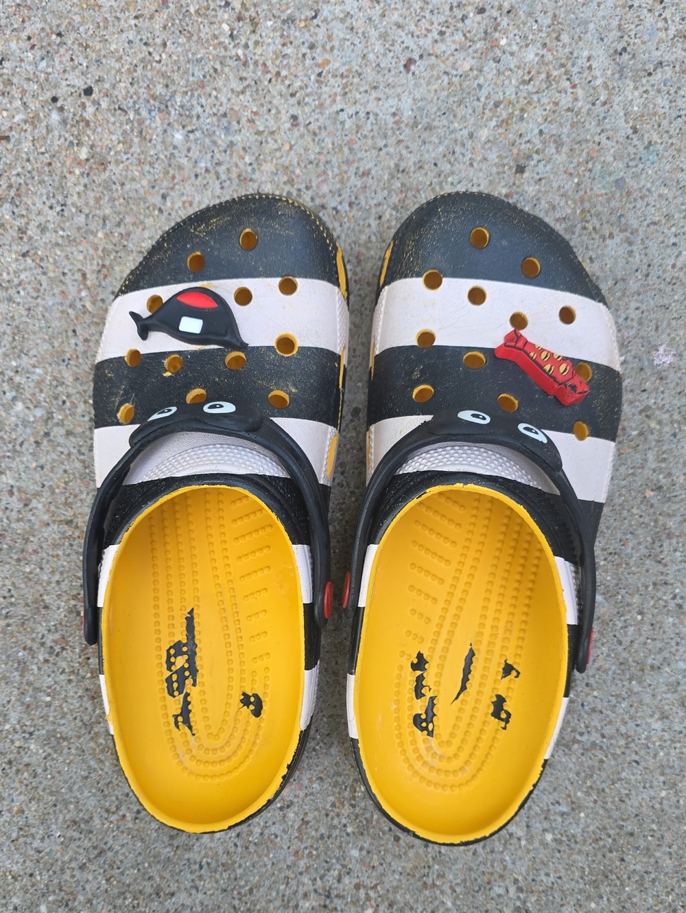 Crocs x McDonald's Hamburglar Classic Clogs - Picture 3 of 13
